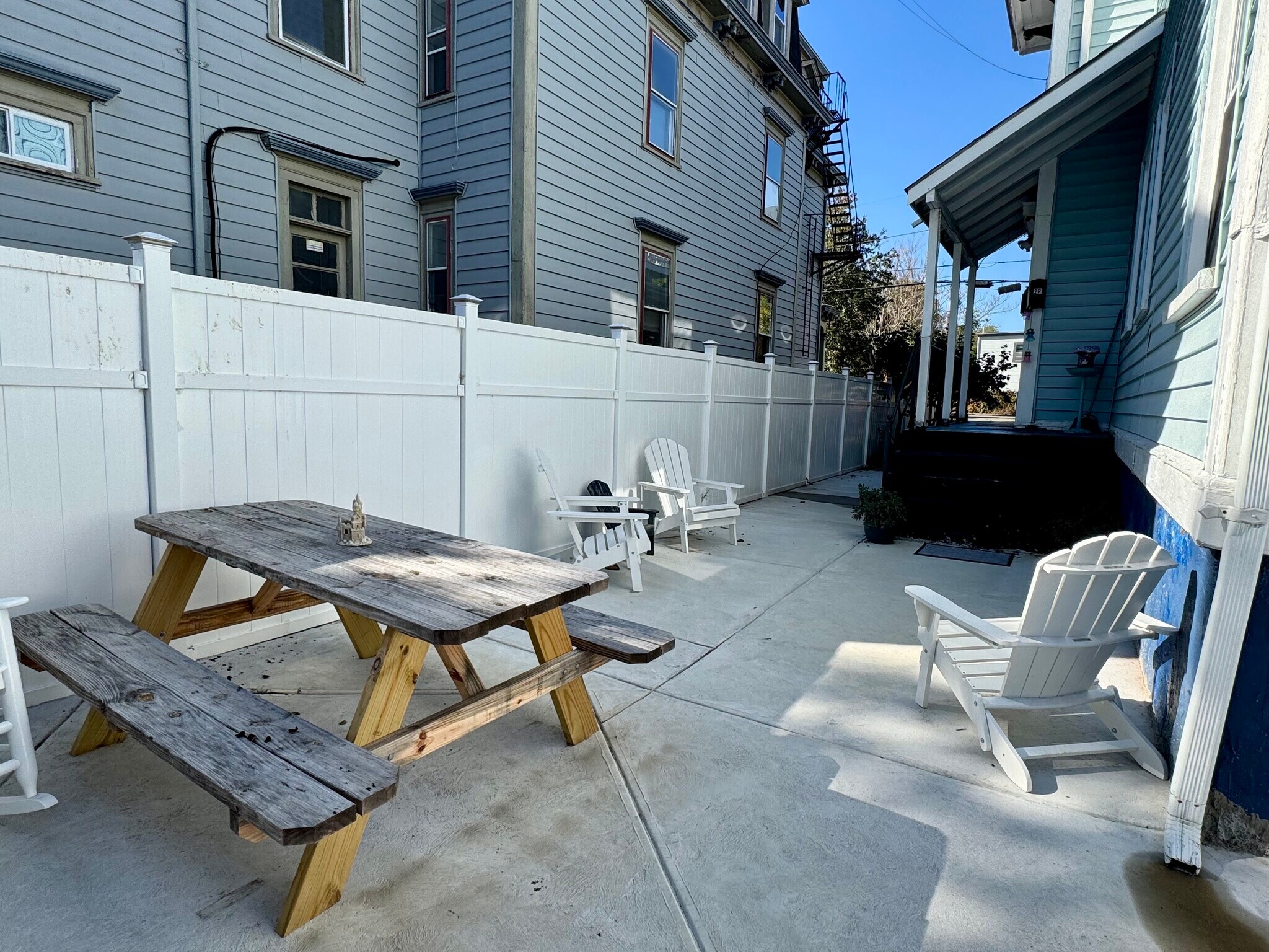 Building Photo - 123 Almy St