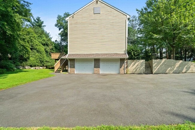 Building Photo - 215 Oak Ave