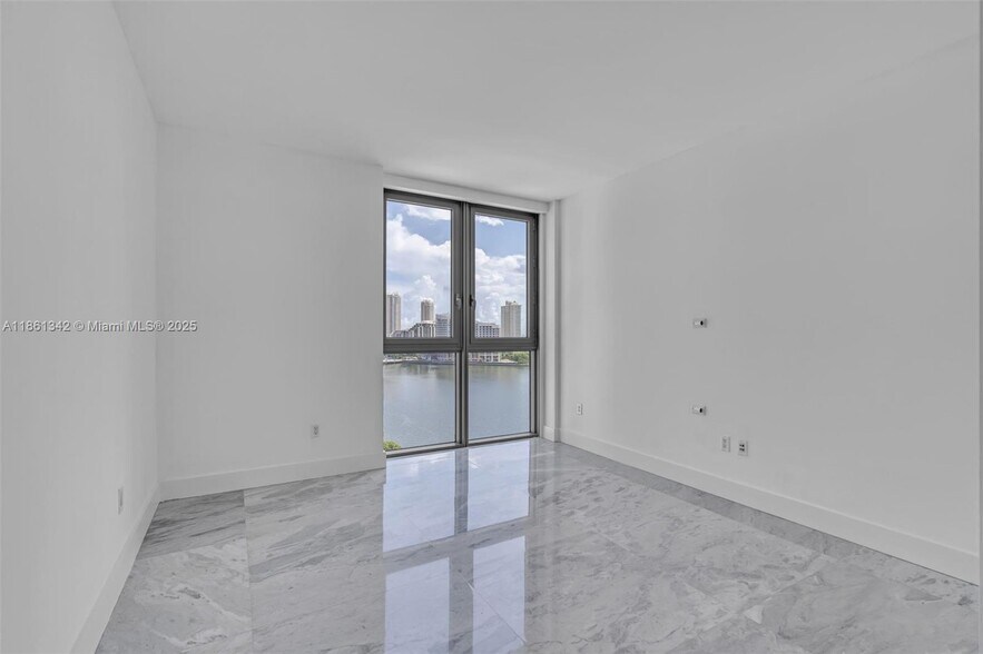 Building Photo - 1331 Brickell Bay Dr