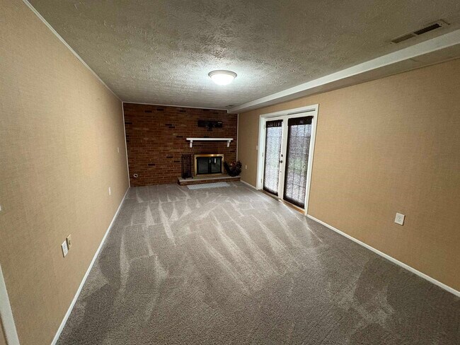 Building Photo - 9 Adkins Ct