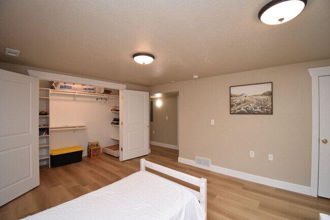 Building Photo - Updated 5 Bed West Valley Gem with Great Layout & Outdoor Living Space!!
