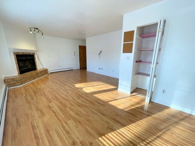 Building Photo - RARE FIND! Spacious and bright three bedro...