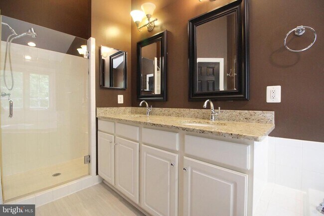 Building Photo - 3800 Elmwood Towne Way
