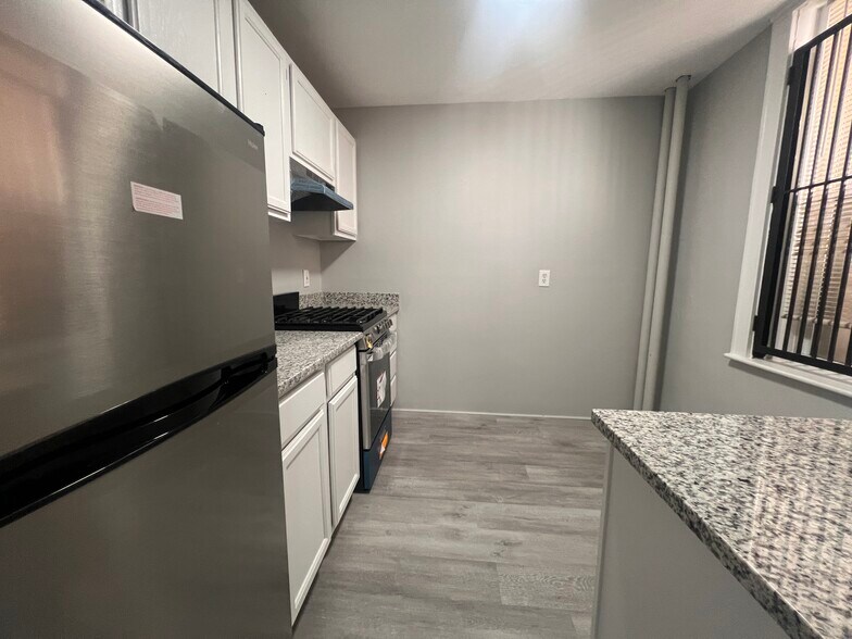 Building Photo - 376 Riverway
