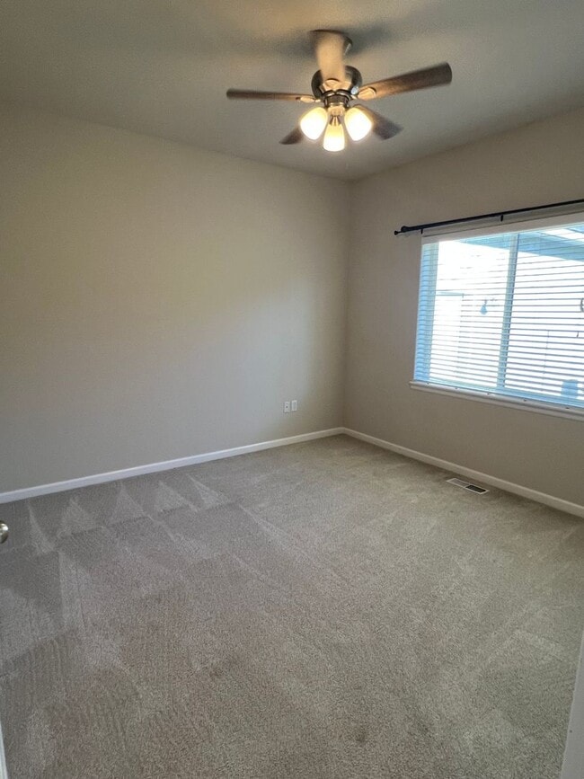 Building Photo - Great location with lots of amenities! 4 b...