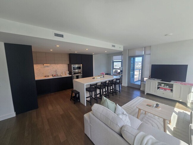 Building Photo - Savina by Bosa - Built 2020 - Bay & Downtown Views - 2 Parking Spots