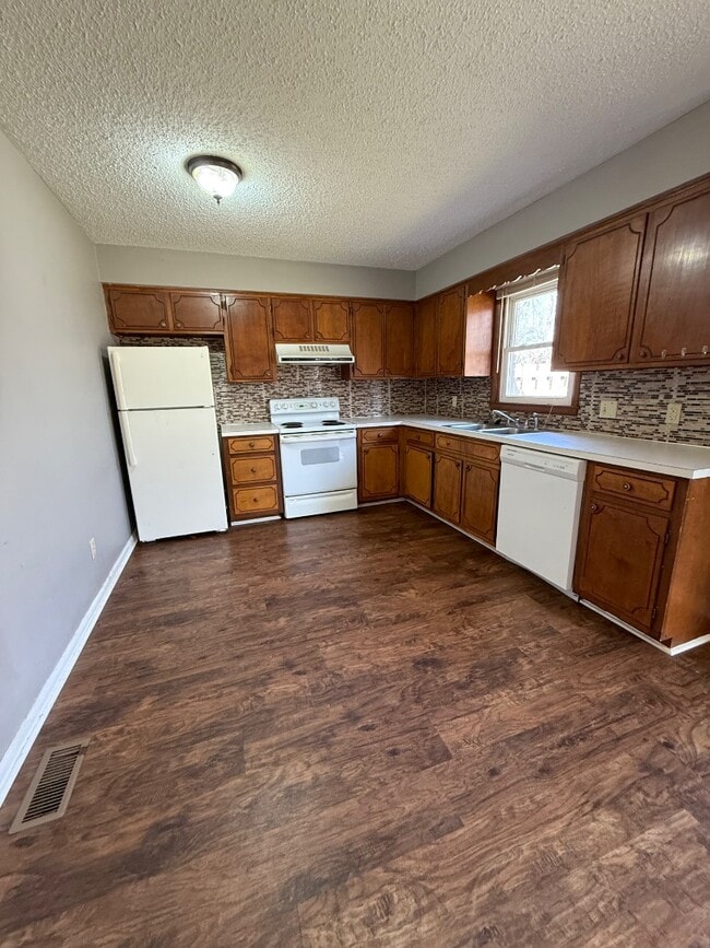 Building Photo - 136 Crestview Dr