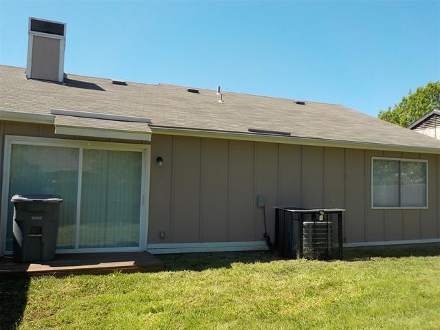 Building Photo - 828 Woodrock Dr