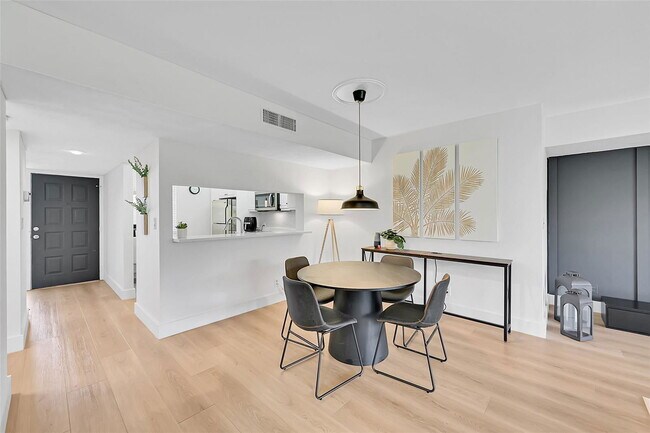 Building Photo - 2660 Carambola Cir N
