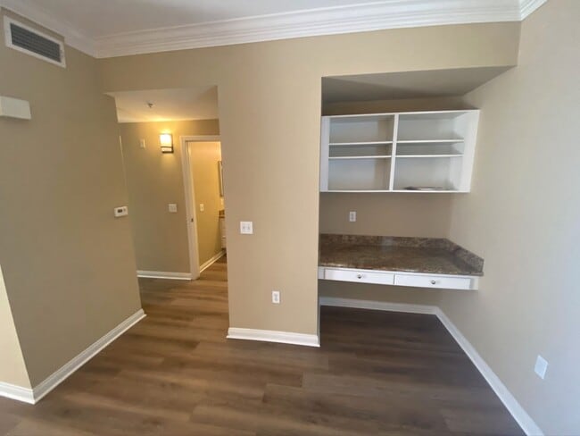 Building Photo - r0299