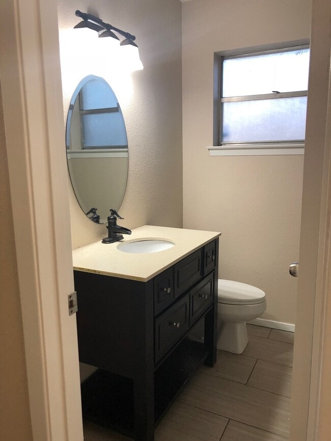 Building Photo - 3 Bedroom / 2 Bath / 2 Car Garage in Quiet...