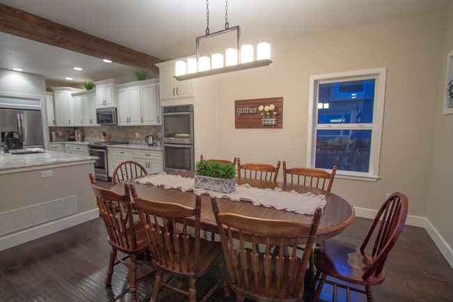 Building Photo - 724 N Walnut St