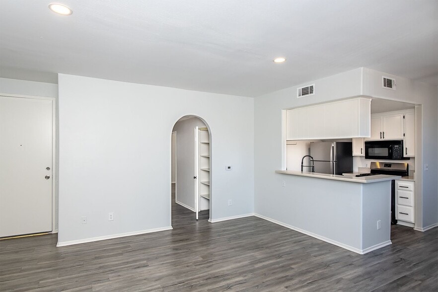 Interior Photo - 520 N. Hollywood Way