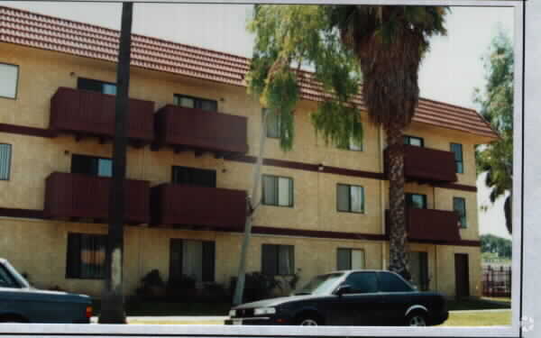 Building Photo - Oaktree Apartments