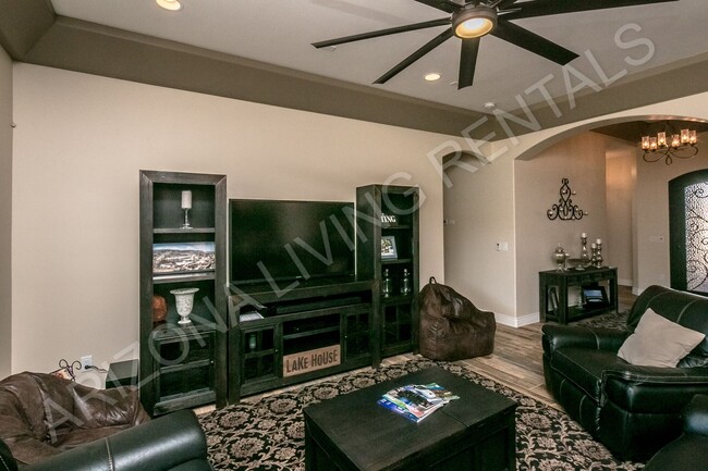 Building Photo - SEASONAL FURNISHED JANUARY-APRIL 2026