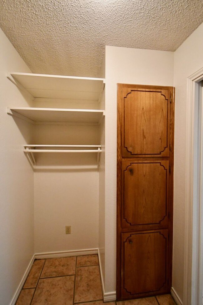 Building Photo - Inviting 3 Bedroom 2.5 Bathroom Home in Ha...