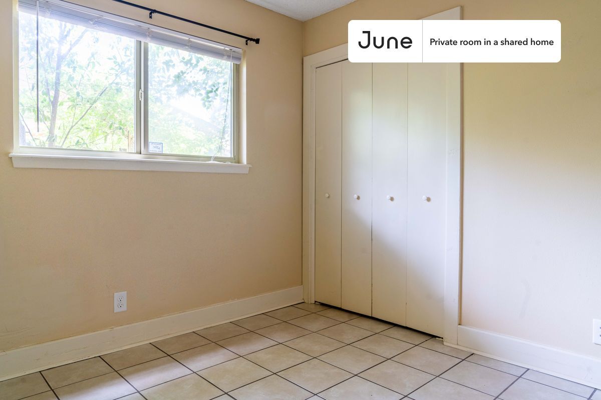 Building Photo - Private bedroom in 3 bed/2 bath Home
