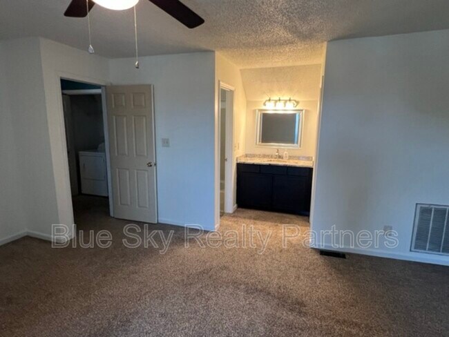 Building Photo - 2119 Silverbrook Dr