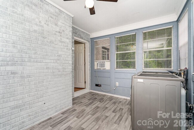 Building Photo - 1005 Home Trail