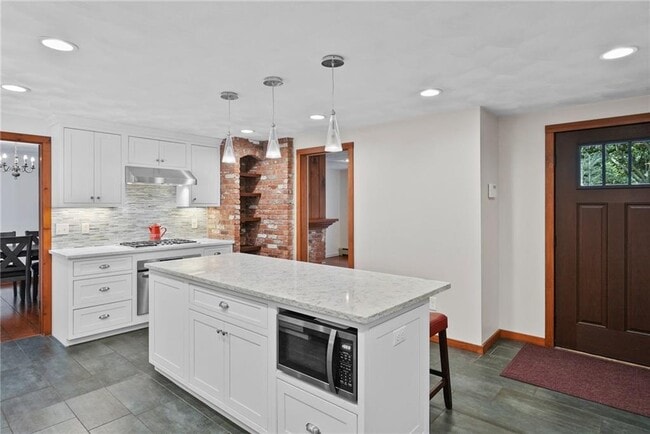 Building Photo - 6 Mary Ann Dr