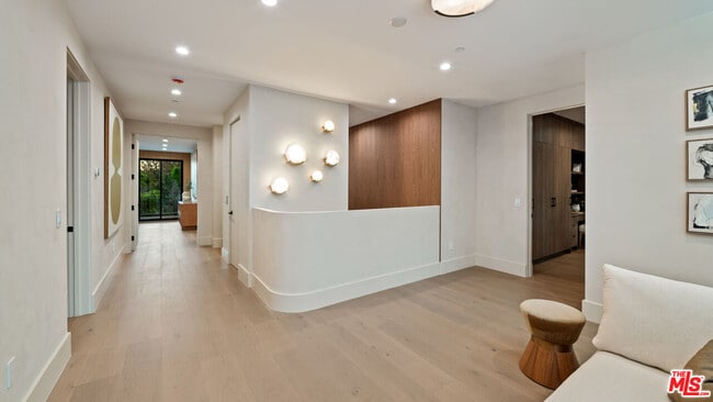 Building Photo - 565 Toyopa Dr