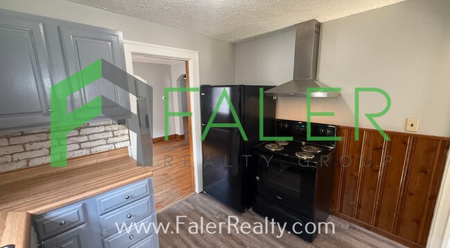 Building Photo - Charming 2-Bedroom Home