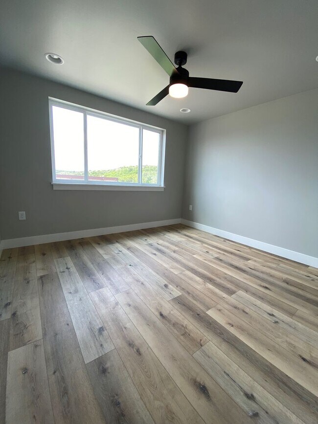 Building Photo - Stylish 1BD Condo with Modern Finishes