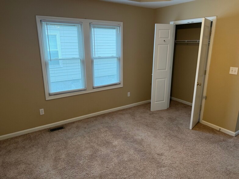 Building Photo - 318 W Kenwood Way