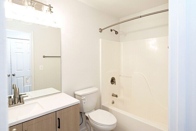 Building Photo - Updated End-Unit Townhome in Crozet