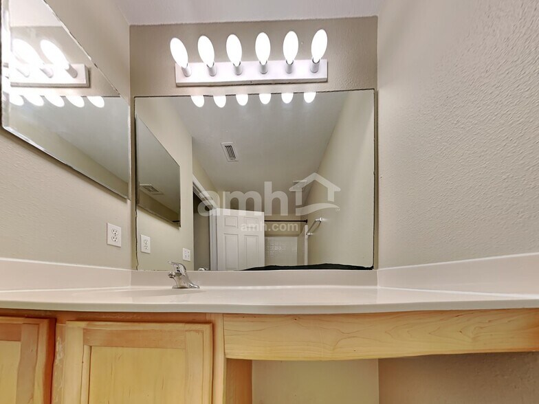 Building Photo - 25012 Hyde Park Blvd