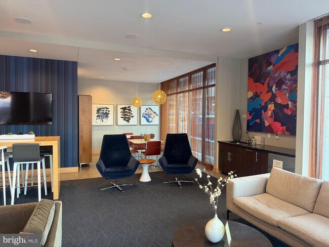 Building Photo - 1320 Fenwick Ln