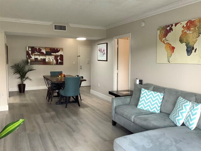 Building Photo - 4174 Inverrary Dr