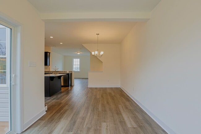 Building Photo - Luxury Townhomes!