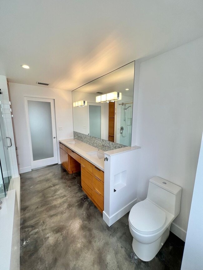 Building Photo - Private 16th-Floor Oceanview Residence with Belmont Pier Views