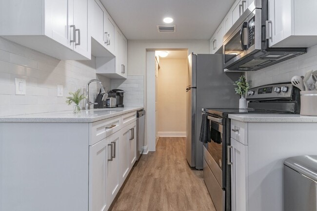 Building Photo - BEAUTIFUL UNIT JUST 5 MINUTE WALK TO DOWNTOWN