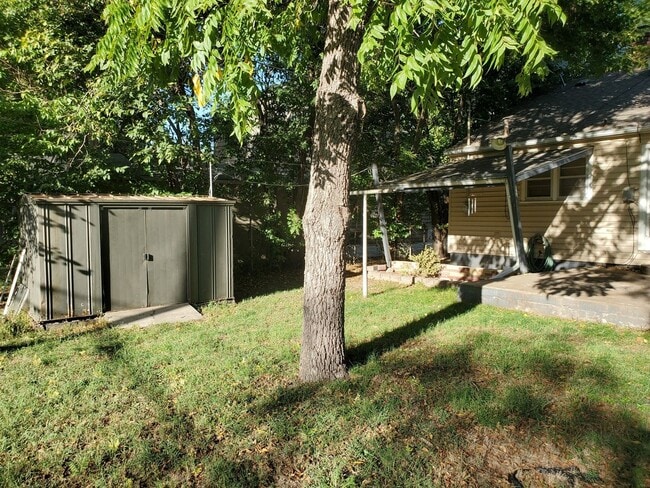 Building Photo - Nice 2 bedroom very near College Hill park