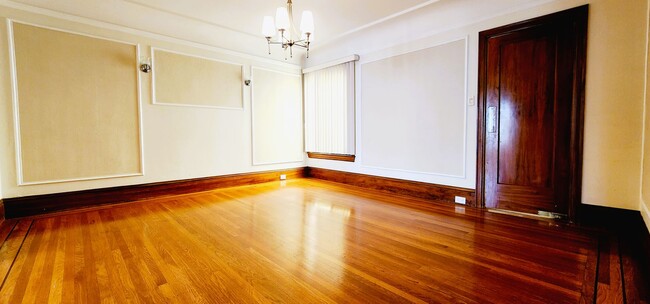 Building Photo - SUPER SPACIOUS, 3 LEVELS, 3 BONUS Rooms-SI...