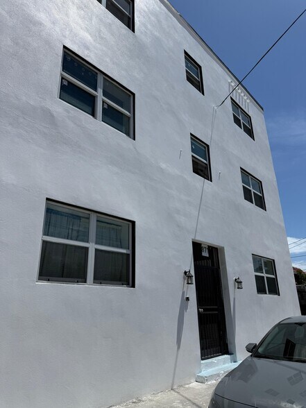 Building Photo - 869 SW 2nd St