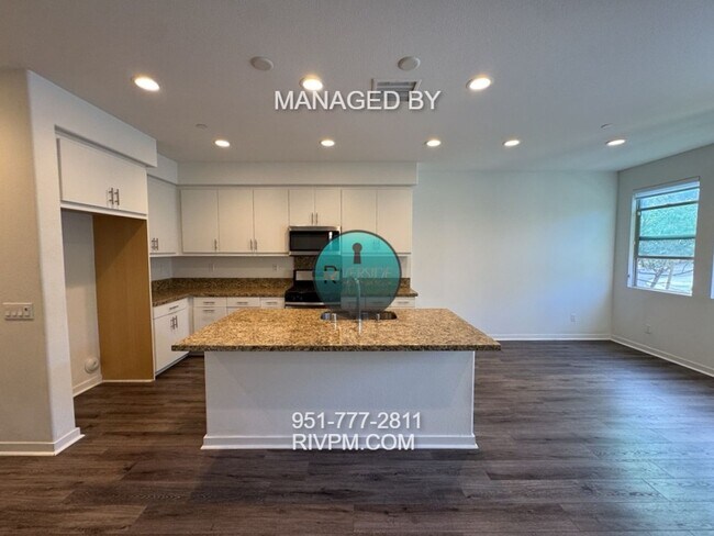 Building Photo - DISCOVER YOUR DREAM CONDO AT 105 CORONA!!