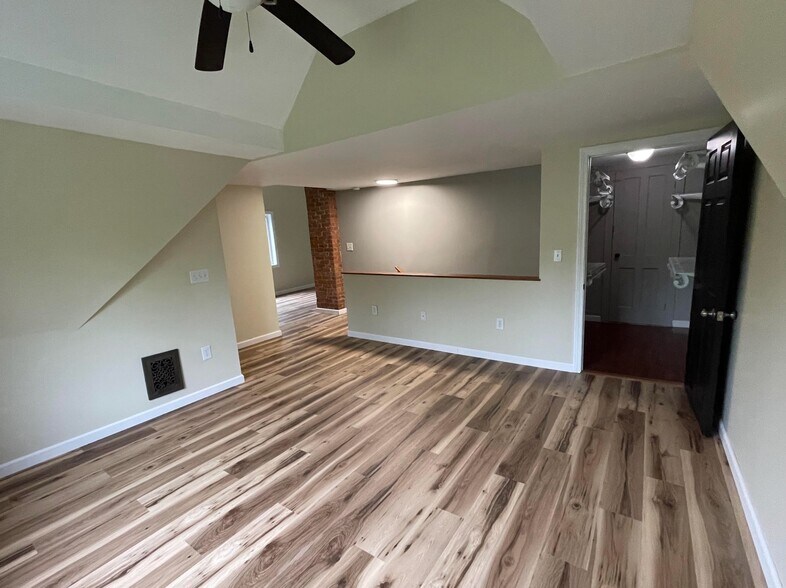 Building Photo - 1740 Farmington Ave