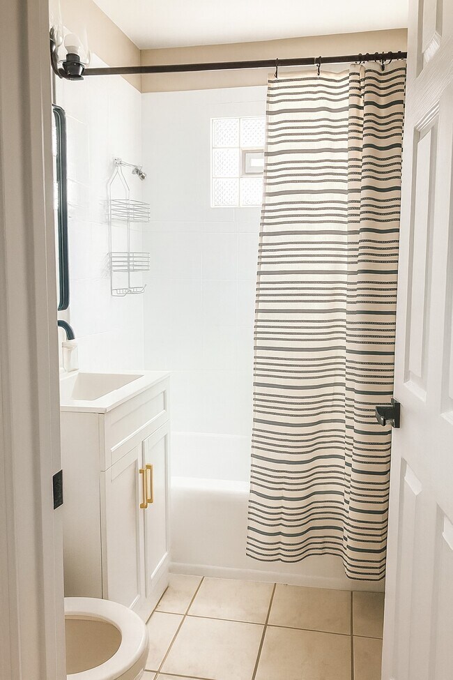 Building Photo - 9127 Central Ave