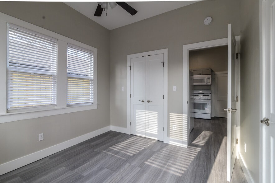 Building Photo - 4602 E Side Ave