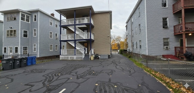 Building Photo - 2319 Main St