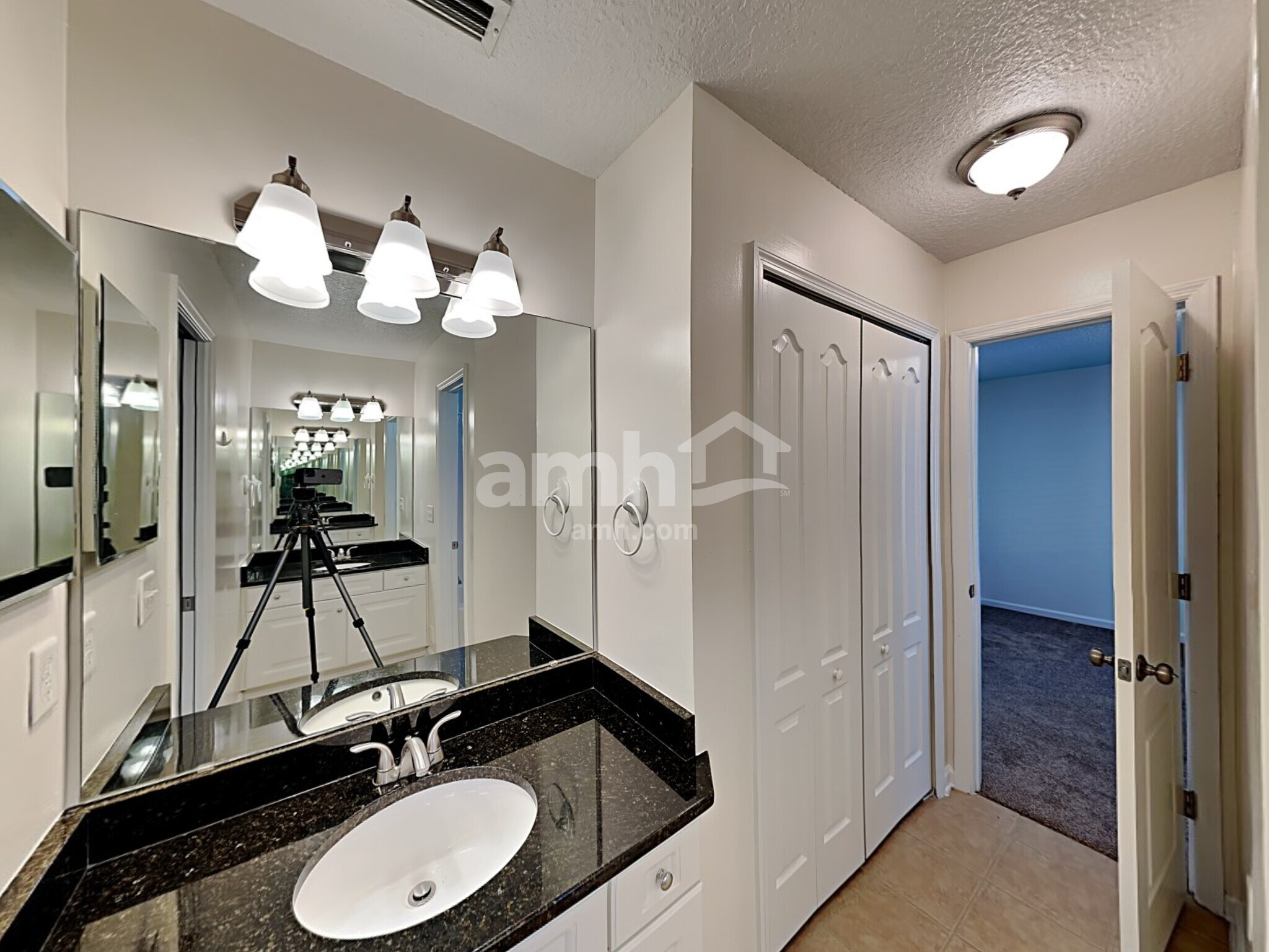 Building Photo - 304 W Silverthorn Ln