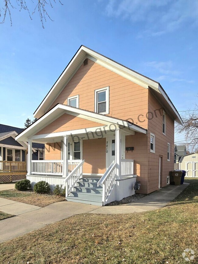 Building Photo - Spacious Single Family Home