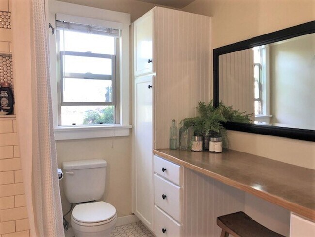 Building Photo - Fully Furnished 1-Bedroom in Downtown SLO ** All Utilities Included