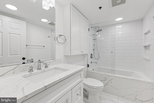 Building Photo - 2151 Jamieson Ave