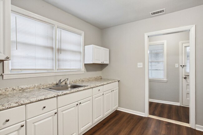 Building Photo - Large 3BR/2BA Near Downtown Savannah Home For Rent