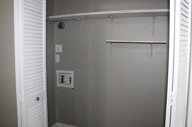 Building Photo - 526 Glen Cove St