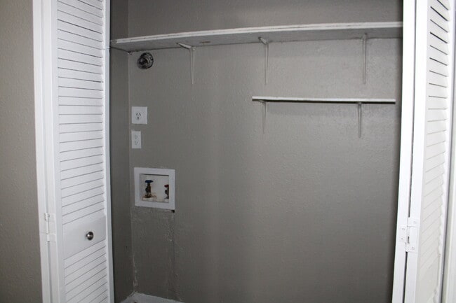 Building Photo - 528 Glen Cove St